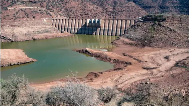 Bendungan Abdelmoumen di Maroko. Pihak berwenang telah mengalihkan air dari bendungan yang mengairi pertanian ke daerah pemukiman, untuk menjamin pasokan ke hampir satu juta orang, karena kekeringan.