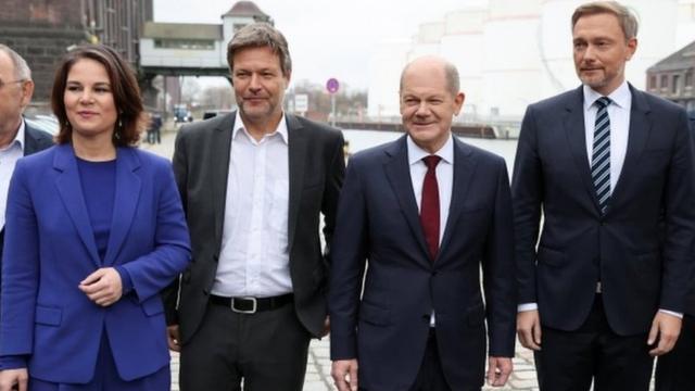 De izquierda a derecha, Annalena Baerbock, líder de Los Verdes; Robert Habeck y Olaf Scholz, del SPD; y Christian Lindner, de los liberales, posan para una foto.