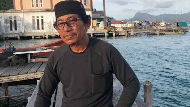Tokoh nelayan Pulau Tiga Barat Hanafi Jamaluddin mengatakan listrik di wilayahnya hanya nyala 14 jam per hari.