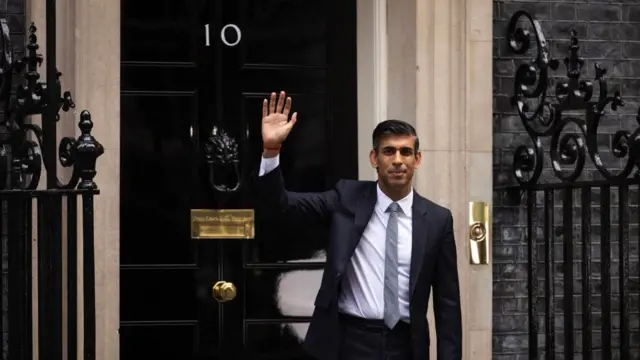 Rishi Sunak na porta do número 10 da Downing Street