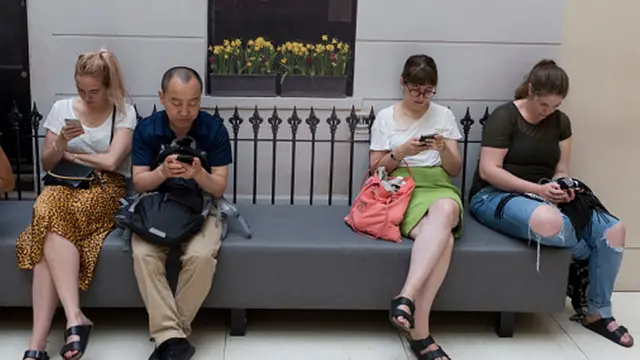 Люди із смартфонами