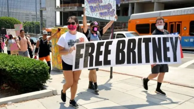 يعتقد بعض المعجبين أنّه يتم استغلال بريتني أو احتجازها ضد إرادتها - وهو ادعاء ترفضه أسرتها