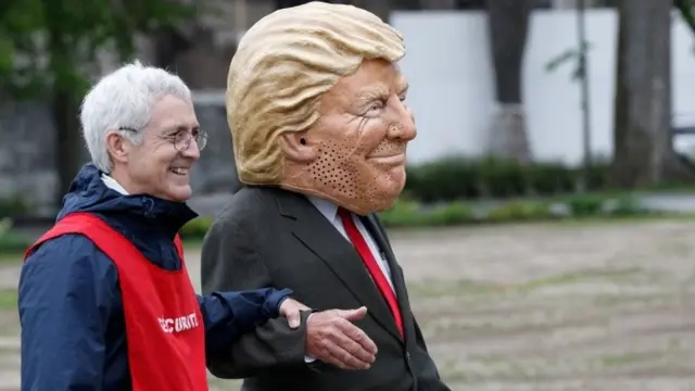 कनाडा, क्युबेक में जी7 देशों के सम्मेलन के बाहर प्रदर्शनकारी