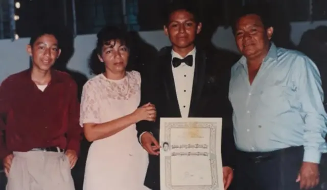 Bertila, Carlos y el resto de la familia.