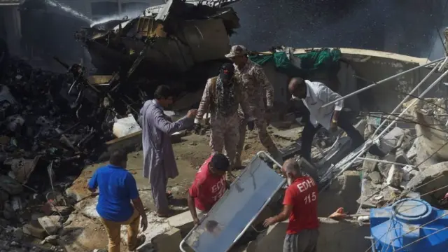 பாகிஸ்தான் விமான விபத்து: 97 பேர் பலி,