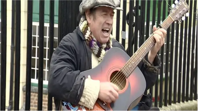 Денні МакЕвой відомий своїми каверами на пісні переможців Євробачення