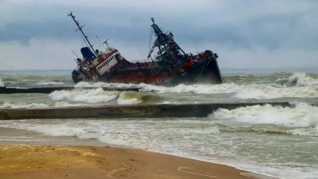 Бункеровщик на мели в порту Одессы