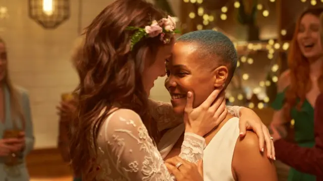 Dos mujeres jóvenes casándose.