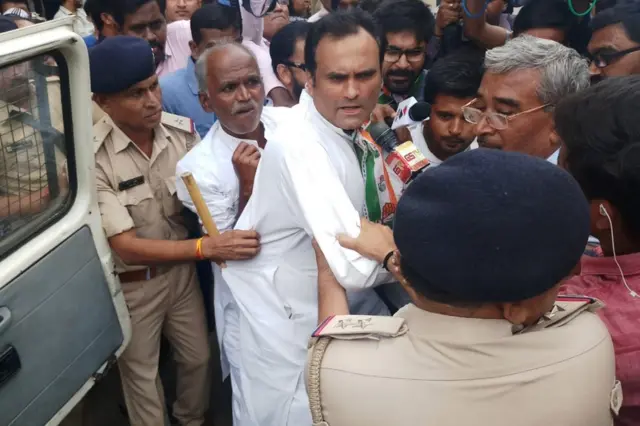 અમદાવાદમાં ભારતીય જનતા પક્ષની ઓફિસને તાળાબંધી કરવાનો પ્રયાસ કરતા કોંગ્રેસના કાર્યકર્તાઓની અટકાયત