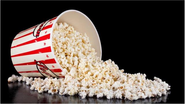 电影院大份咸味爆米花(约250克) 大约含有5克盐——根据健康指南，几乎相当于一天的盐摄入量。