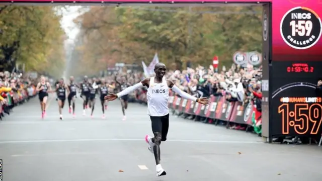 Eliud Kipchoge alikuwa akivalia viatu vya Nike Vaporfly wakati alipoweka rekodi ya dunia ya chini saa moja katika mbio za marathon Oktober 2019