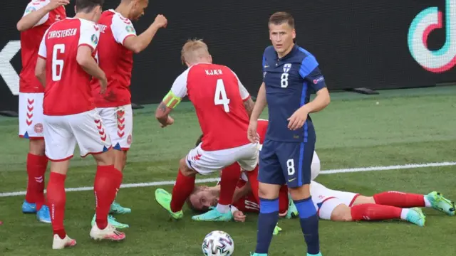 মাঠে মুখ থুবড়ে পড়ে আছেন এরিকসেন।