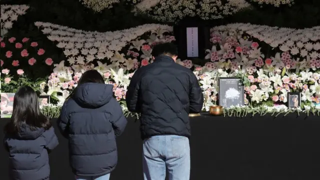 국가애도기간 마지막 날인 5일 오전 서울광장에 마련된 이태원 참사 희생자 합동분향소를 찾은 시민들