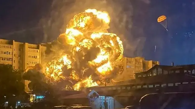 تمكن طيار من القفز من الطائرة التي احترقت.