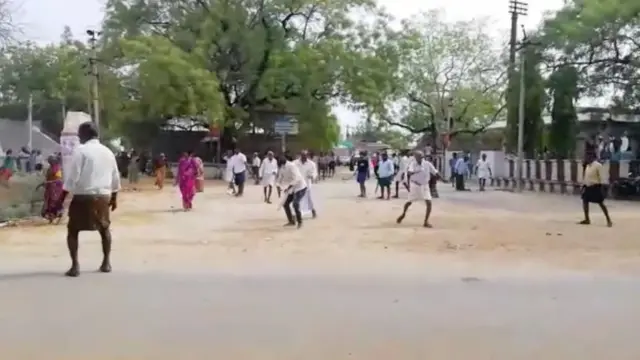 అనంతపురం జిల్లా సింగనమలలో రాళ్లు రువ్వుకుంటున్న ఇరువర్గాలు