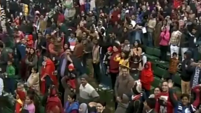 தில்லி குடியரசு தின விழாவில் கலந்து கொண்ட மக்கள்