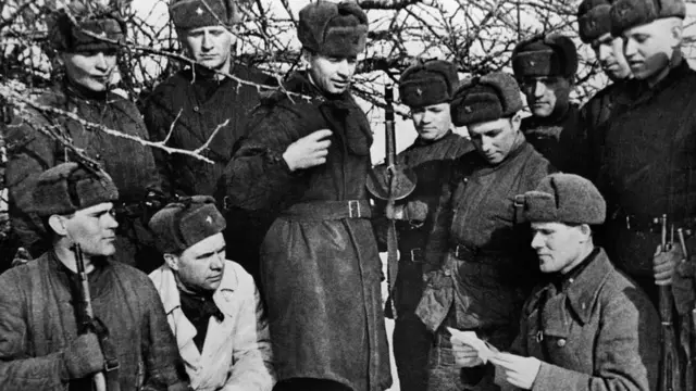 Радянські солдати під час переви у боях, 1942 рік.