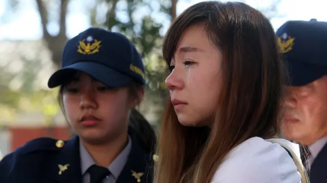 一名反對婚姻平權的女示威者流淚（台灣中央社圖片26/12/2016）