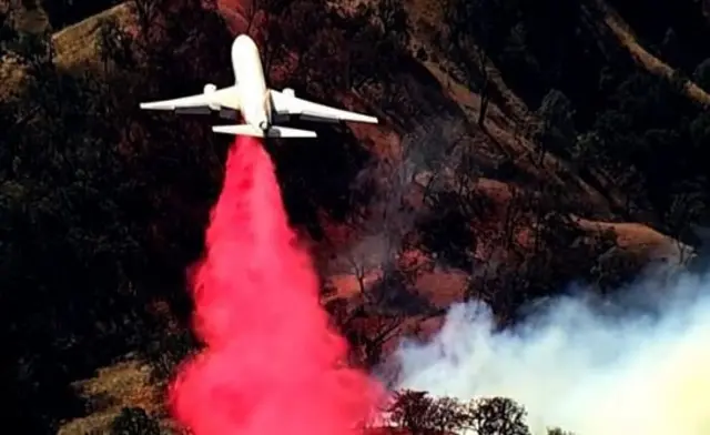 Pesawat pemadam api di California.