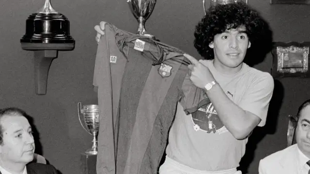 Maradona muestra su camiseta del Barcelona en 1982.