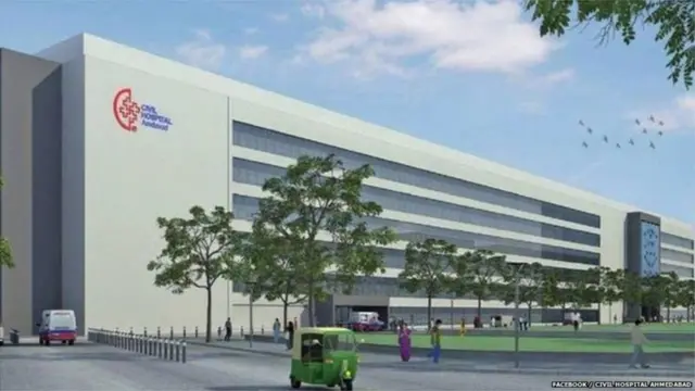 કૉંગ્રેસના ડૉક્ટર સેલના પ્રમુખ ડૉ. હેમાંગ વસાવડા કહે છે, "પ્રાથમિક સારવાર કેન્દ્ર પર તમે ડૉક્ટર તરીકેની નિમણૂક કરો પરંતુ તેના હાથ નીચે કોઈ સ્ટાફ જ ન હોય, નર્સ ન હોય, વોર્ડ બોય ન હોય, આ સ્થિતિમાં કેવી રીતે ડૉક્ટર કામ કરે?"