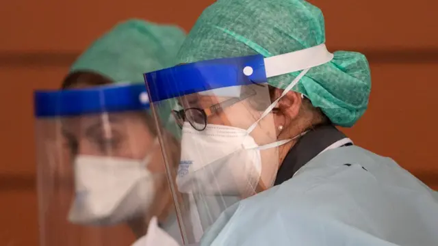 মাস্ক পরা দুজন স্বাস্থ্যকর্মী