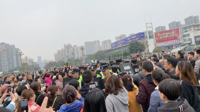 家长们在学校门口维权。