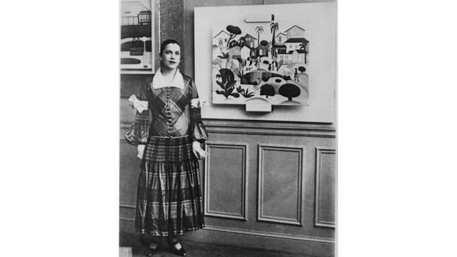 Tarsila do Amaral em vernissage na Galeria Percier, em Paris, em 1926