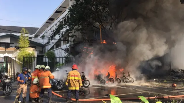 Los bomberos apagando uno de los incendios provocados por la explosión-