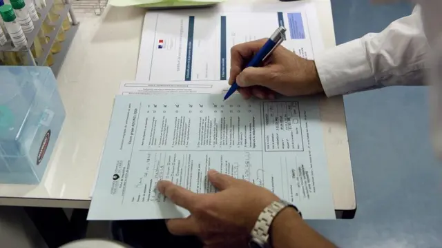 اصطلحت تسمية "الأنماط الخفية" للإشارة إلى عبارات التنويه وتصميمات معينة بقصد توجيه المتصفح لقرار ما بالنقر على الموقع