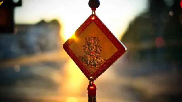 تعاويذ الحظ - أو التمائم - شائعة الاستخدام في المجتمع التايواني، مثل هذه التعويذة المعلقة في السيارة