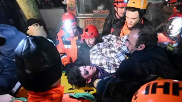 Қаҳраманмарашда дастлабки зилзиладан бир сутка ўтиб 14 яшар ўспирин қутқарилди