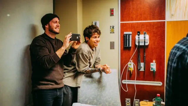 મેથ્યૂ અને ઇલિઑટ બાળકીના જન્મ સમયે તસવીર લેતા