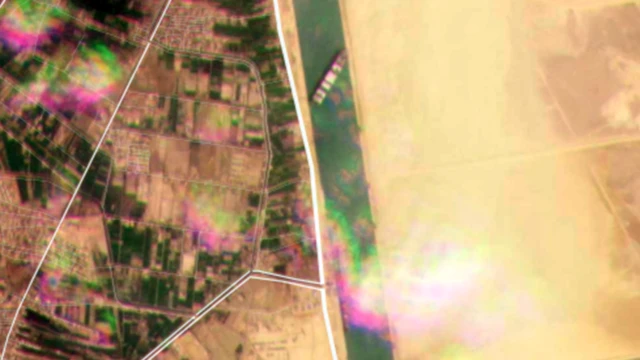 На этом снимке со спутника видно судно, перегородившее канал