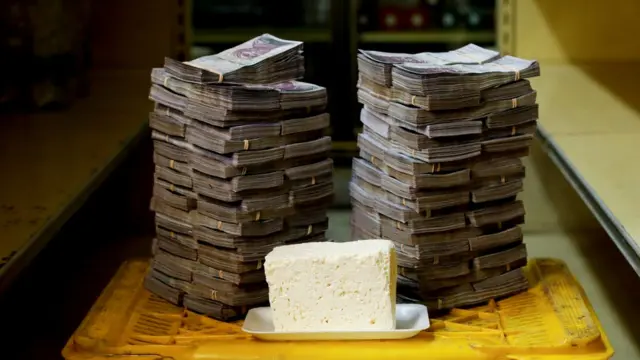 Queso junto a bolívares.