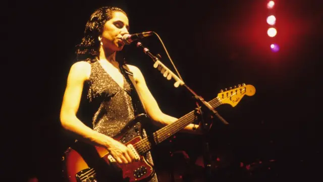 PJ Harvey fazendo um show