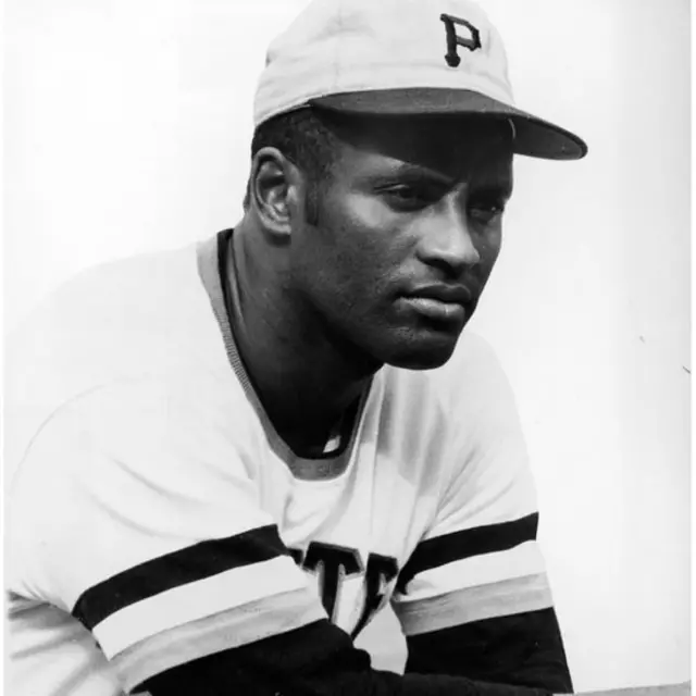 Roberto Clemente posa con el uniforme de los Piratas