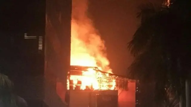 इमारत के टॉप फ्लोर के पब पर लगी आग