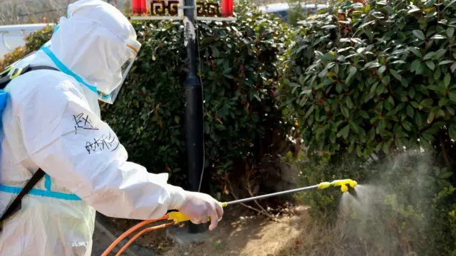 Hombre desinfectando