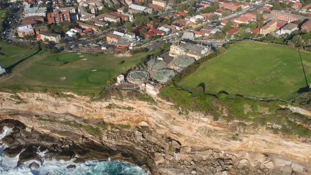 Vista aérea mostra parte costeira, casas e uma estaçãopalpites coritiba x cearatratamentopalpites coritiba x cearaesgoto