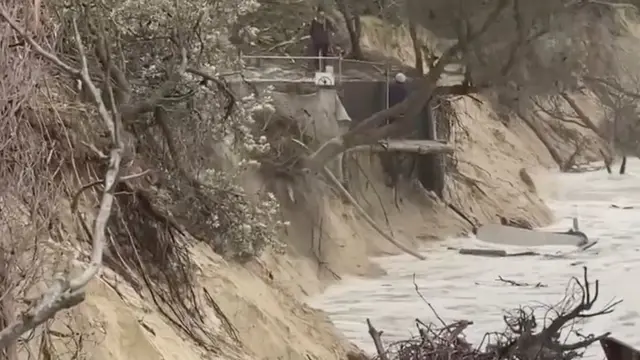 صورة تظهر الدمار الذي خلفته الأمواج العاتية