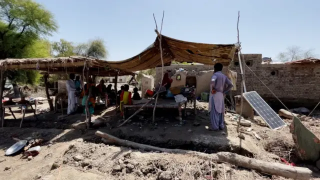 डॉक्टर इस तरह के कैंप लगा रहे हैं लेकिन इनसे ज़रूरतें पूरी नहीं हो पा रही हैं.