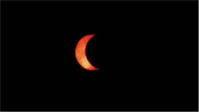 પૂર્ણ સૂર્યગ્રહણ માટે ધરતી, ચંદ્ર અને સૂર્યને એક સીધી રેખામાં આવી જવાનું હોય છે