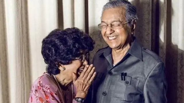 captionMr 马哈蒂尔 has played on his and his wife's images as doctors, vowing to cure 马来西亚's ills