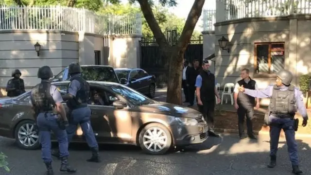 गुप्ता परिवार के परिसर में छापा डालने पहुंचे अधिकारी