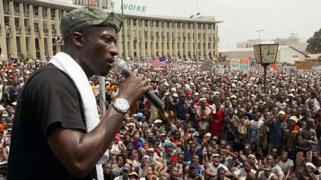 Blé Goudé, leader de la Galaxie Patriotique et ministre de la jeunesse du temps de l'ancien président Gbagbo a été condamné par contumace à 20 ans de prison et 200 millions d'amende à verser aux victimes
