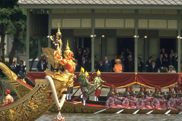 สมเด็จพระราชินีนาถเอลิซาเบธที่ 2 และ เจ้าชายฟิลิป ดยุคแห่งเอดินบะระ พระสวามี เสด็จพระราชดำเนินเยือนประเทศเทศไทยอย่างเป็นทางการ 2 ครั้ง ในปี พ.ศ. 2515 และ 2539