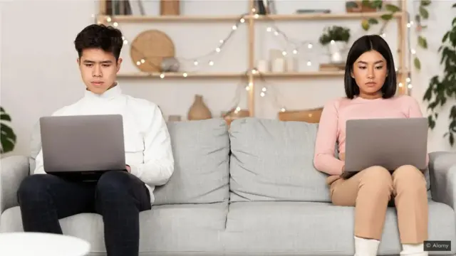 عام معمولات میں تبدیلیاں اور باہر کی تفریحی سرگرمیوں کا خاتمہ جوڑوں کے لیے مشکل ثابت ہوا ہے