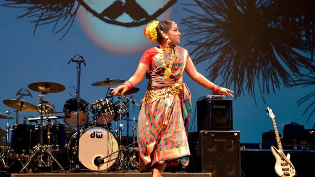 জাহিদ হোসেন ছোটবেলা থেকেই তার সন্তানদের শিখিয়েছেন বাঙালি নাচ, গান।