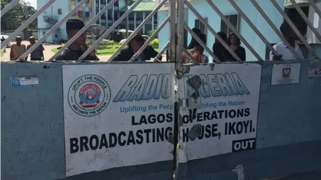 Radio Nigeria Lagos Operaions gate close as staff dey do peaceful protest.